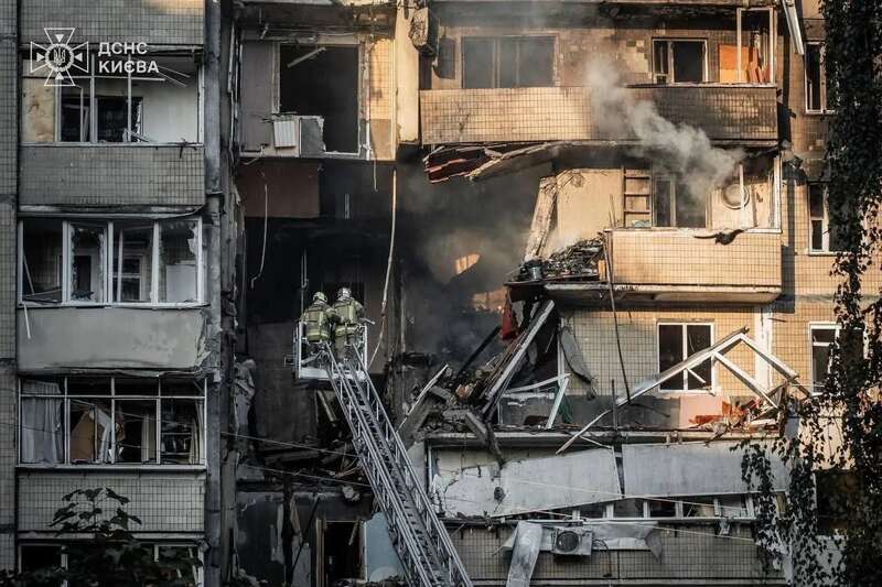 Вылетели из окна 6-го этажа: РФ ударом по Киеву убила трехмесячного мальчика и его мать. Фото и видео