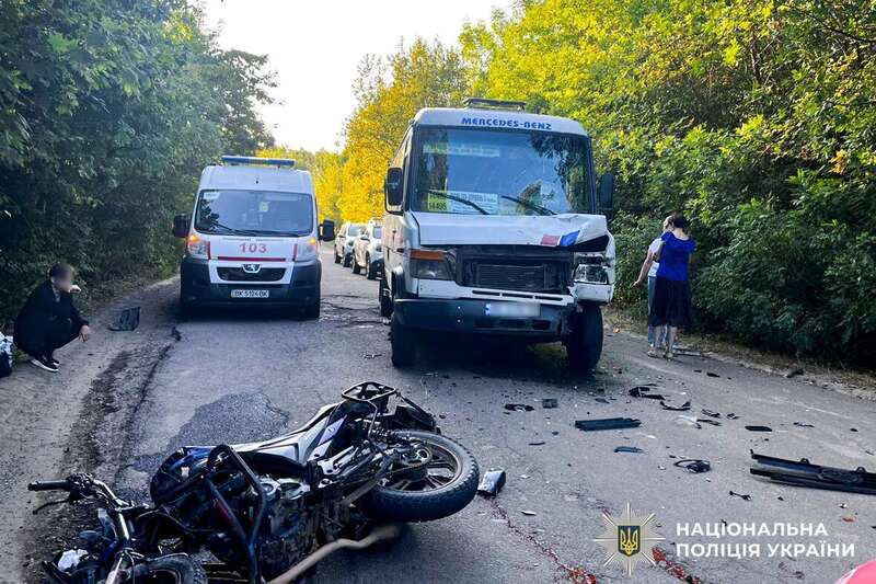 Водій маршрутки об’їжджав яму: на Рівненщині в ДТП загинув 20-річний мотоцикліст. Фото dqxikeidqxidqeant