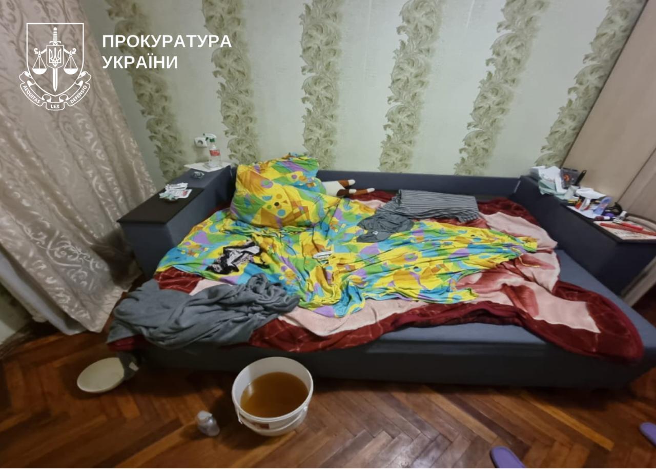 Тела обнаружили в арендованной квартире: в Киеве полиция расследует убийство женщины и ее 14-летней дочери. Фото