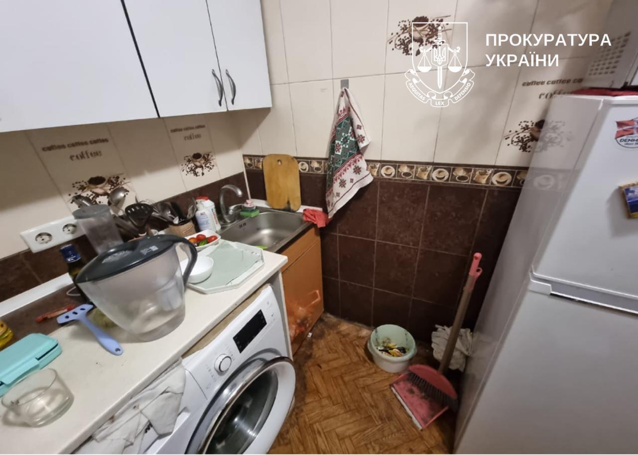 Тела обнаружили в арендованной квартире: в Киеве полиция расследует убийство женщины и ее 14-летней дочери. Фото