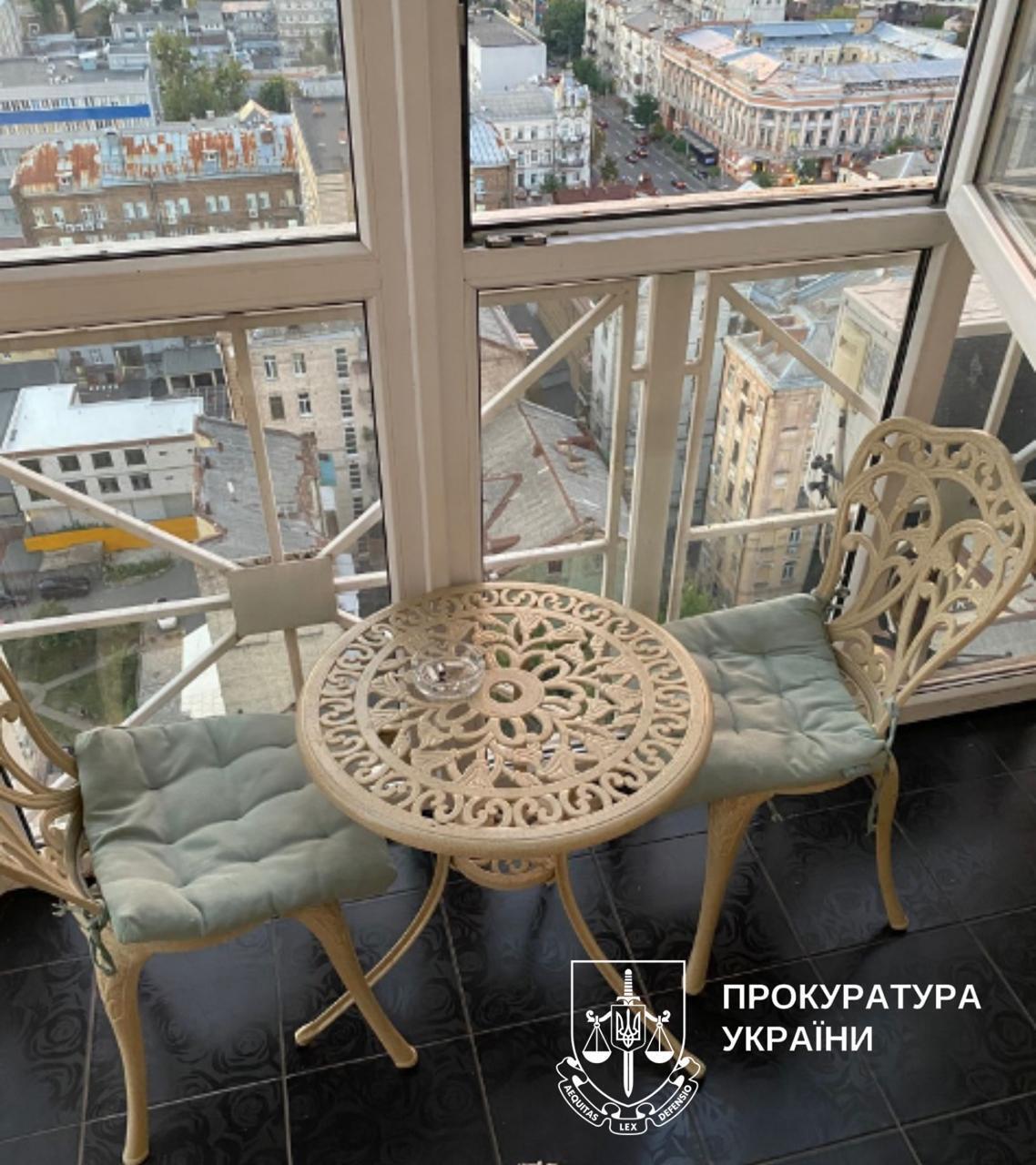 Тела обнаружили в арендованной квартире: в Киеве полиция расследует убийство женщины и ее 14-летней дочери. Фото