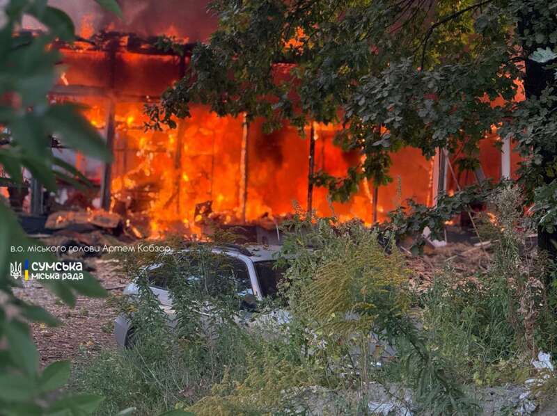 Russia struck Sumy with drones: a non-residential building is on fire dqxikeidqxidtant