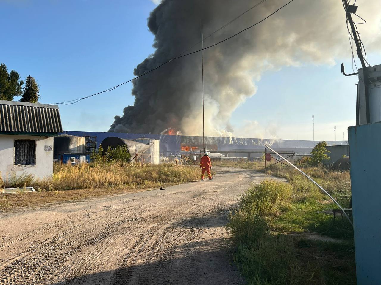 Logistics center on fire in Kyiv region dqxikeidqxidqrant