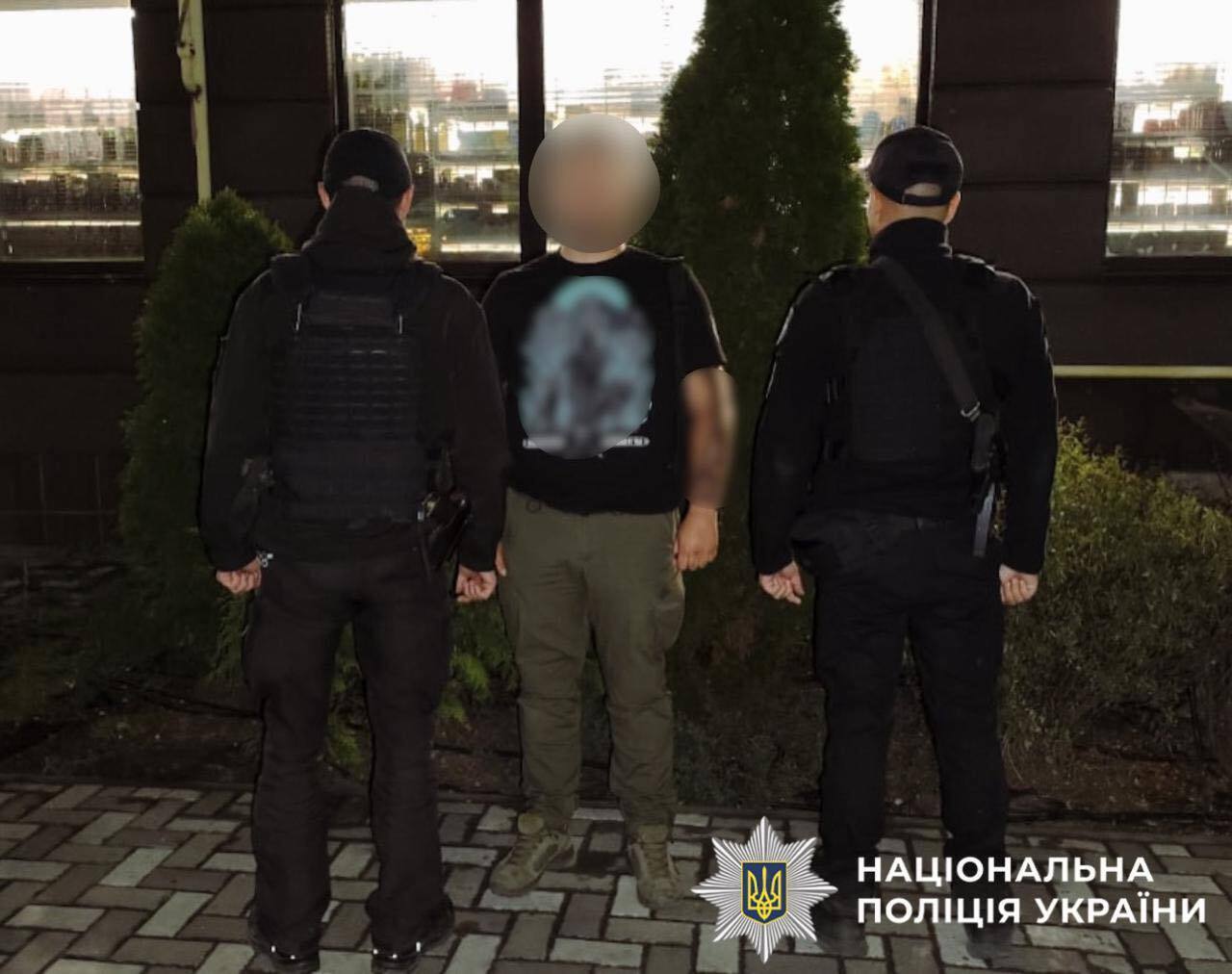 Под Киевом мужчина, угрожая гранатой, требовал у бывшей вернуть подарок. Подробности и фото dqxikeidqxixdant