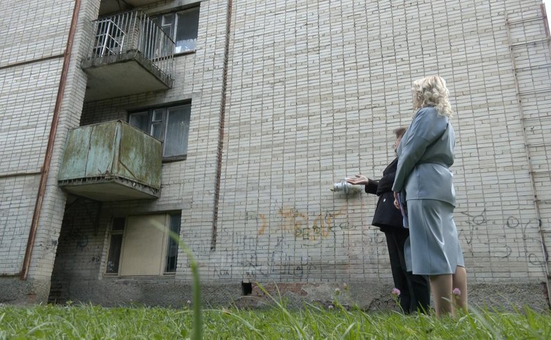 У Луцьку студентка випала з балкона. Що розповіли в гуртожитку dqxikeidqxidqrant