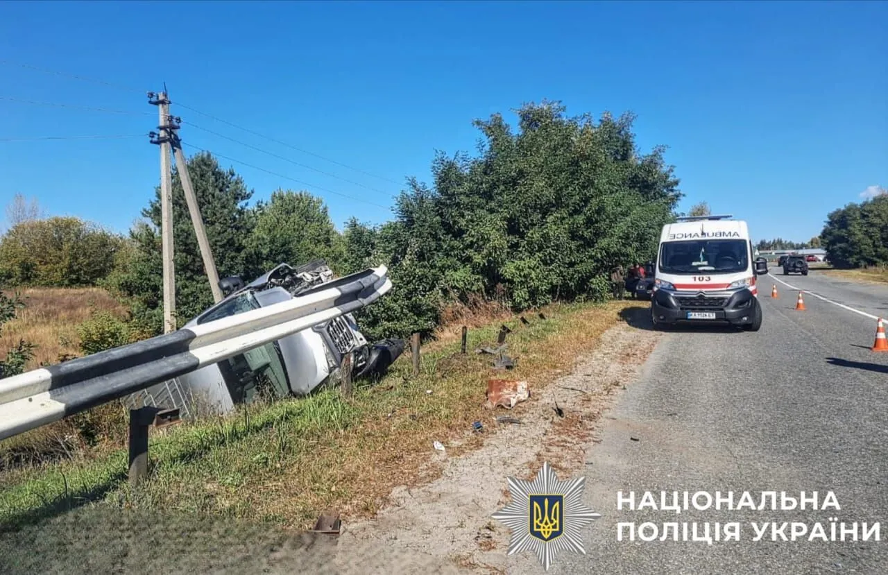 На Киевщине отбойник в результате ДТП пробил насквозь микроавтобус: есть погибший. Фото и подробности