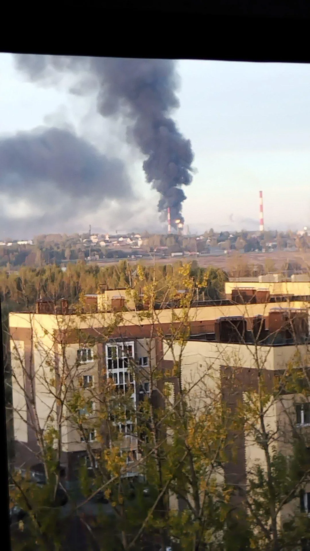 Столб дыма видно издалека: в российском Ярославле вспыхнул мощный пожар на НПЗ. Фото и видео