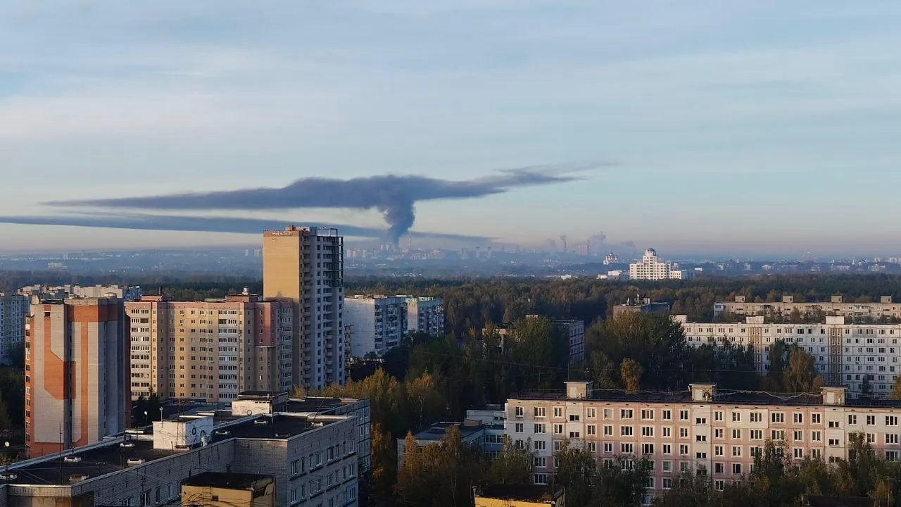 Стовп диму видно здалеку: у російському Ярославлі спалахнула потужна пожежа на НПЗ. Фото і відео dqxikeidqxidqrant