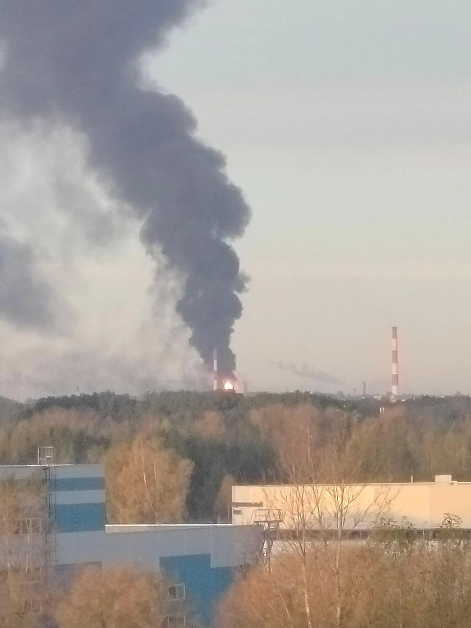 Стовп диму видно здалеку: у російському Ярославлі спалахнула потужна пожежа на НПЗ. Фото і відео