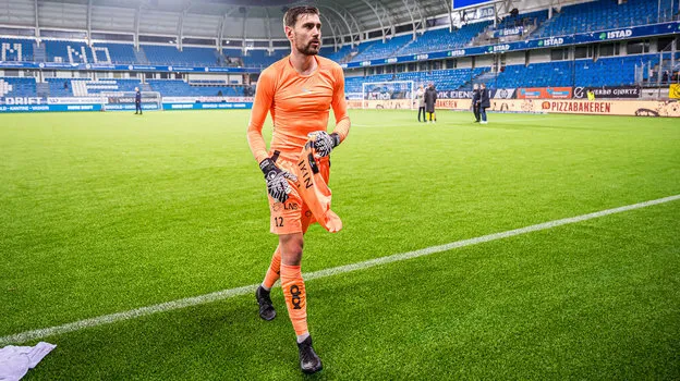 Голкіпер збірної Росії з футболу відмовився виступати за РФ і отримуватиме громадянство Норвегії dqxikeidqxidqrant