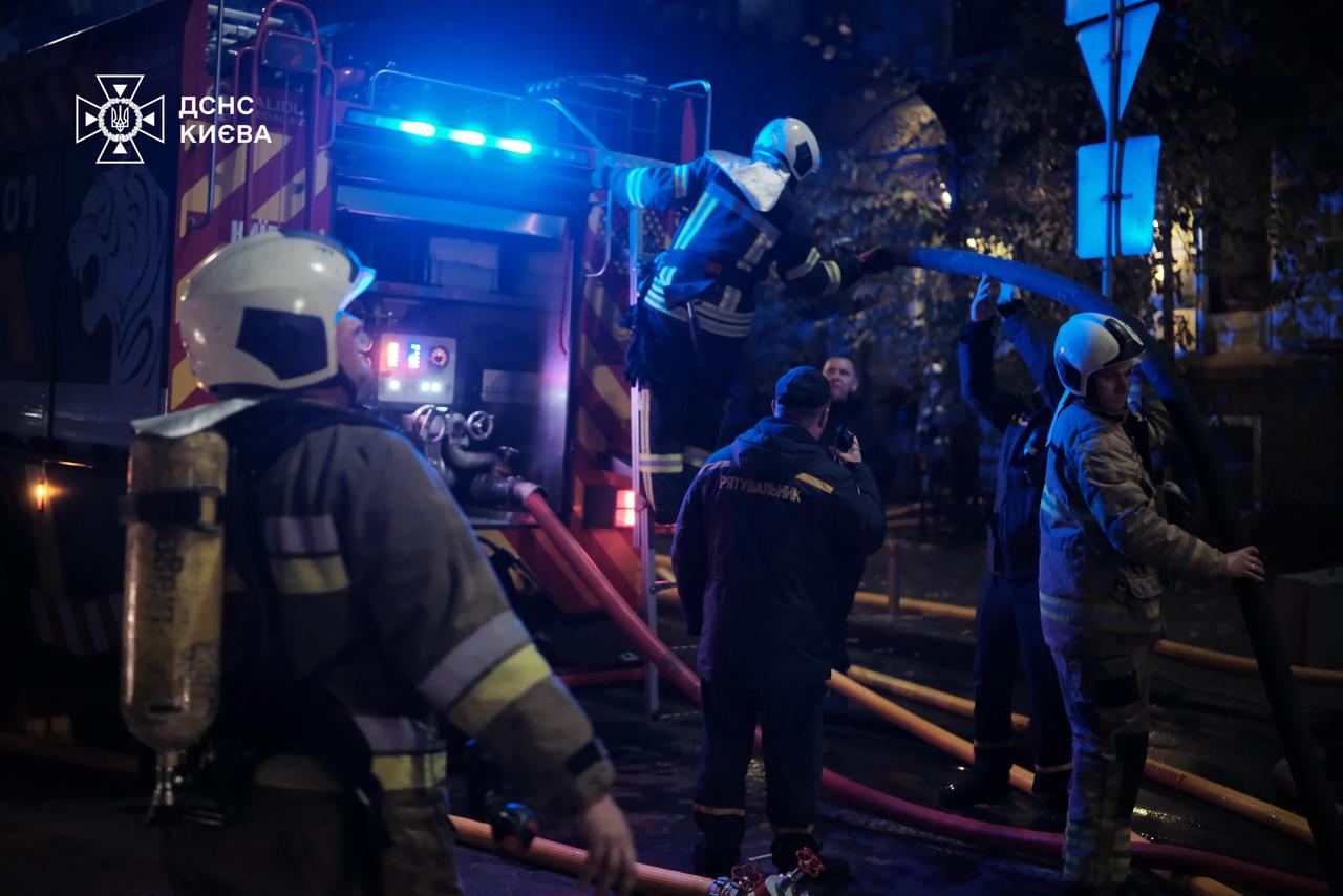 У Києві рятувальники з ночі гасять масштабну пожежу в багатоповерхівці фото 1 dqxikeidqxidqrant