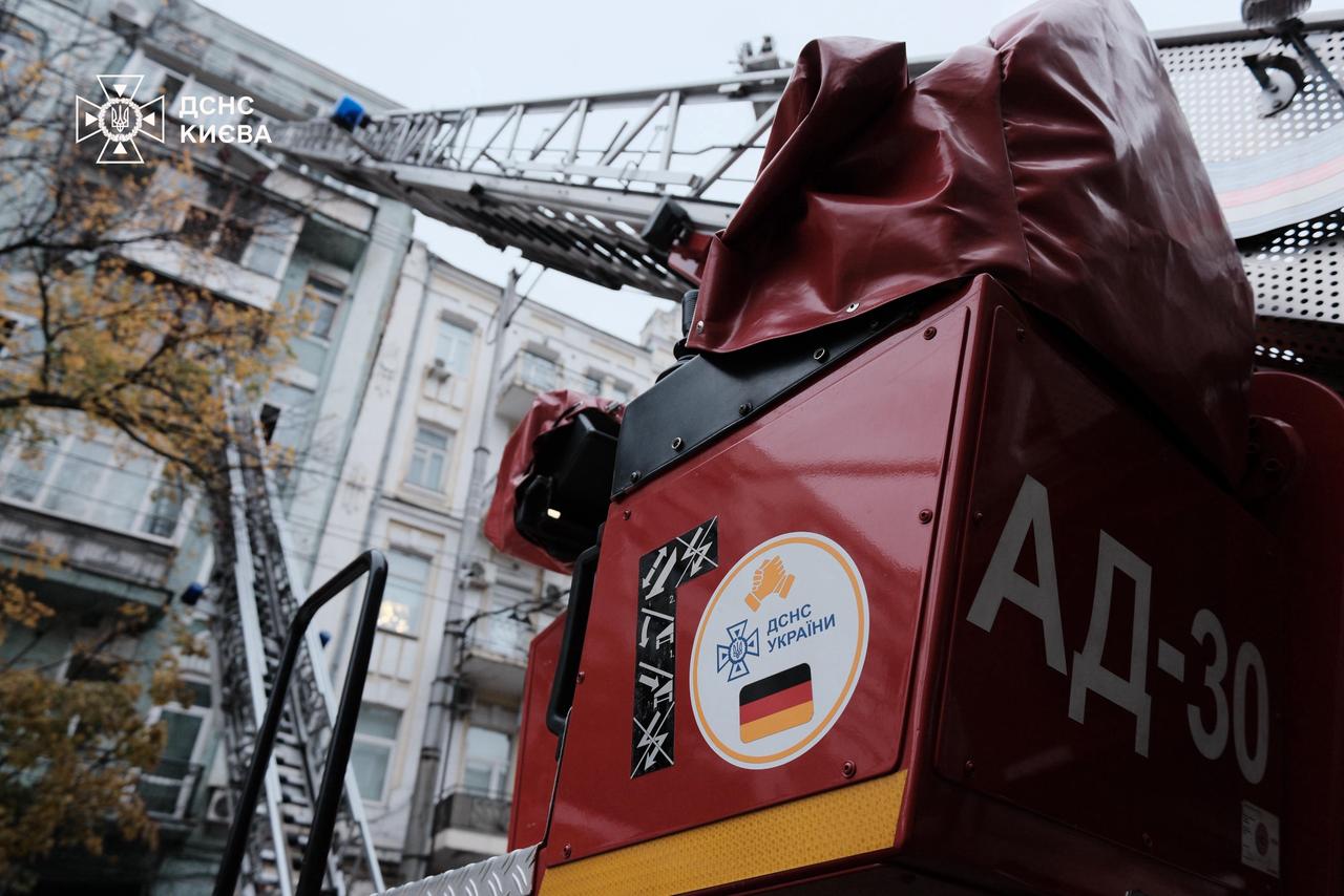 У Києві рятувальники з ночі гасять масштабну пожежу в багатоповерхівці фото 2