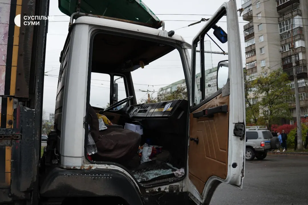 Enemy hit an intersection in Sumy: cars damaged, 12 injured. Photo