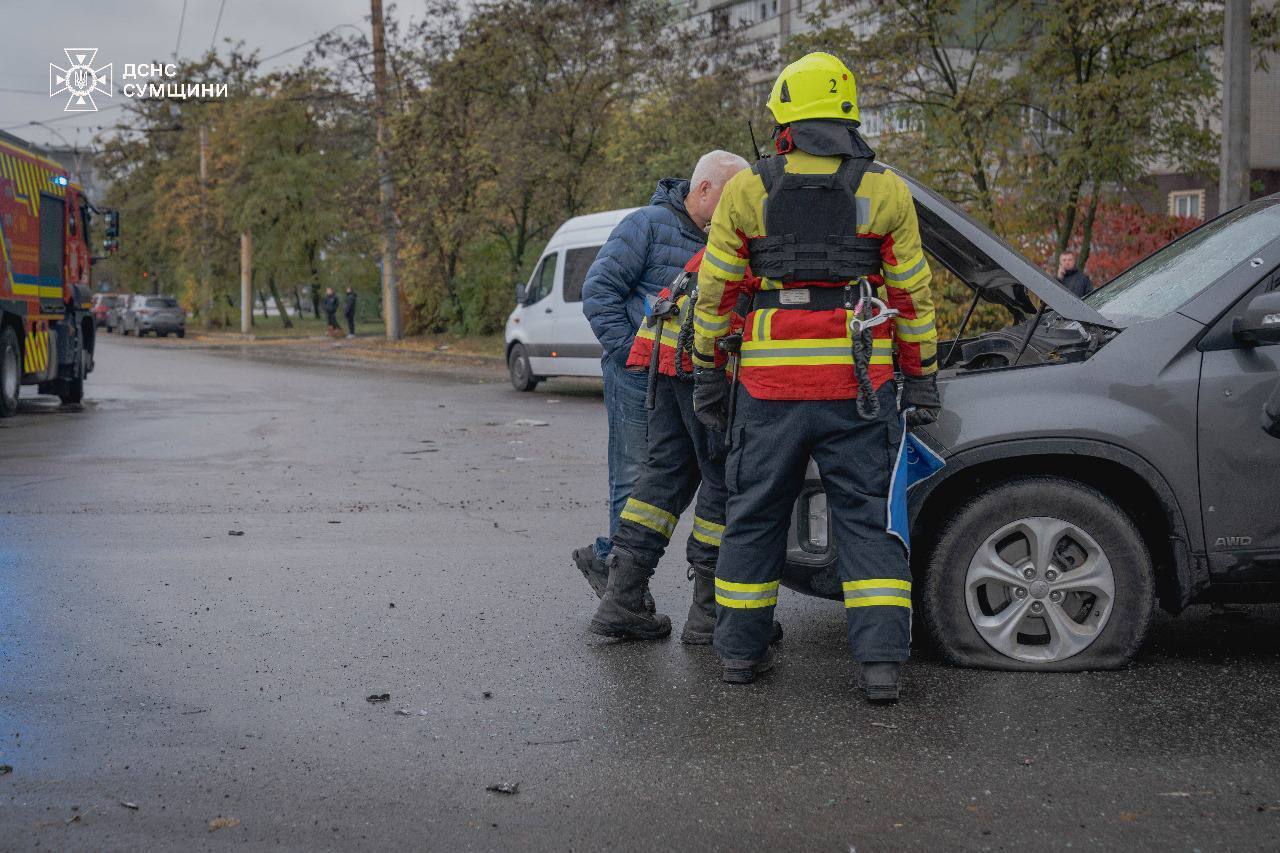 Enemy hit an intersection in Sumy: cars damaged, 12 injured. Photo