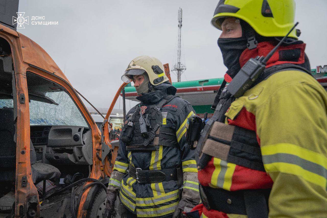 Enemy hit an intersection in Sumy: cars damaged, 12 injured. Photo