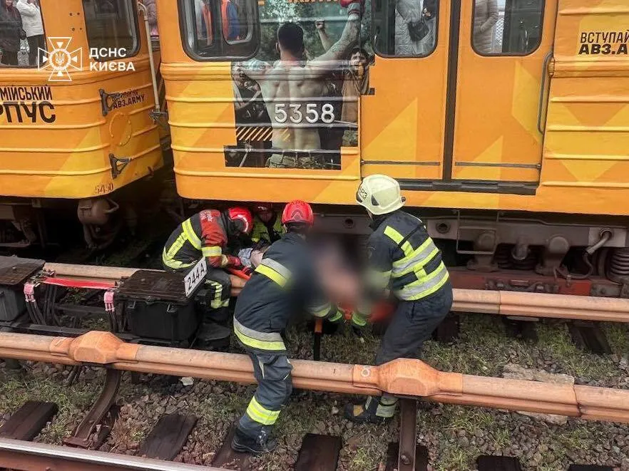 In Kyiv, rescuers retrieved a man from under a metro train carriage who had fallen onto the tracks. Details and photos dqxikeidqxiqqtant