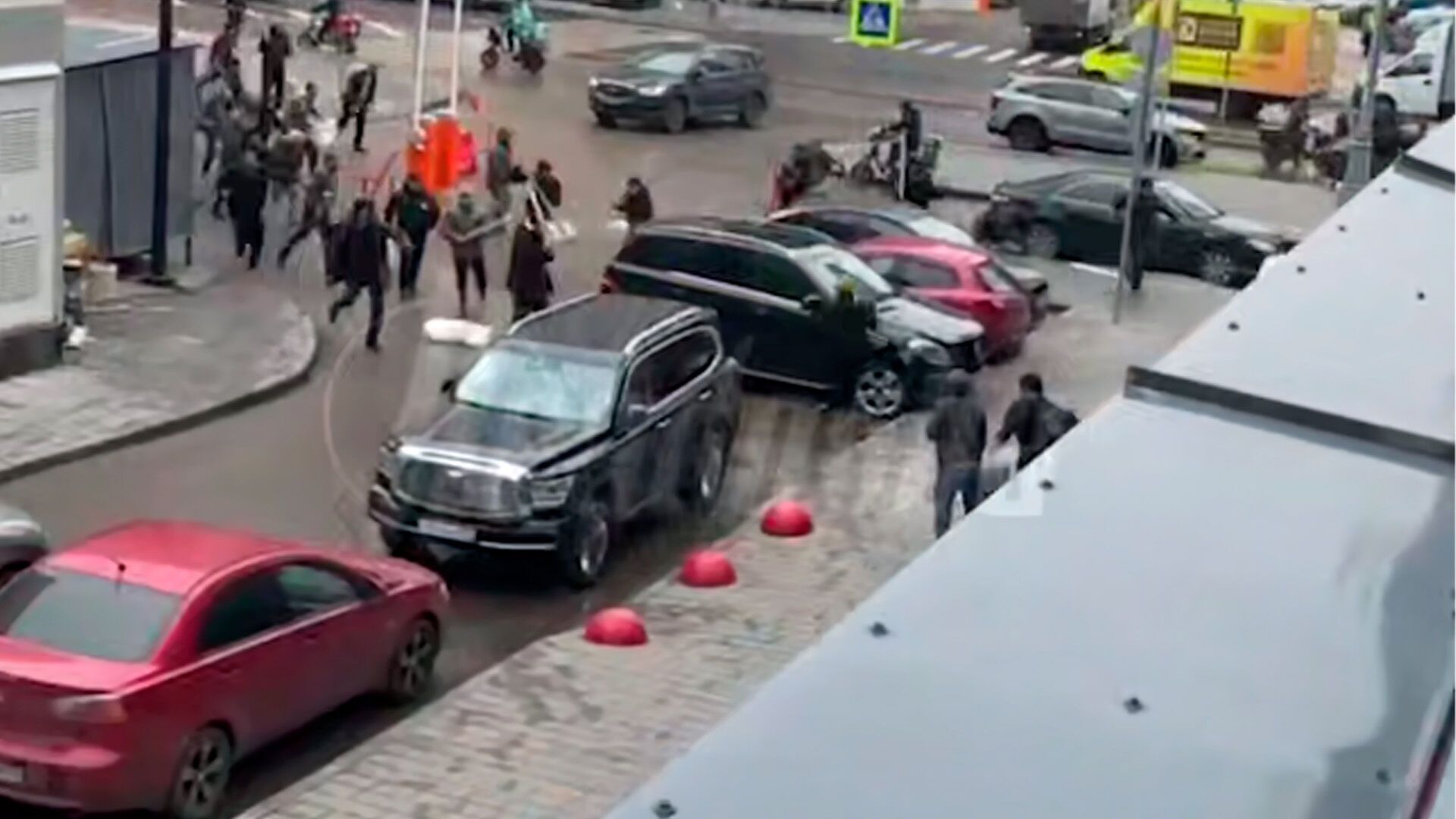 Камбек у 1990-ті: у Москві трудові мігранти влаштували масову бійку камінням з та палицями: є постраждалі. Відео