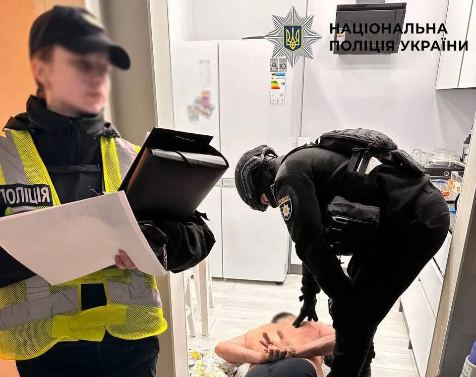 У Києві чоловік на вулиці влаштував стрілянину: є поранені. Подробиці та фото