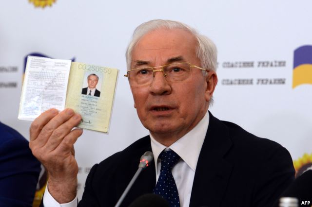 Николай Азаров показывает украинский паспорт во время пресс-конеференции на которой он сообщил о создании «Комитета спасения Украины». Москва, август 2015 года dqxikeidqxidqeant