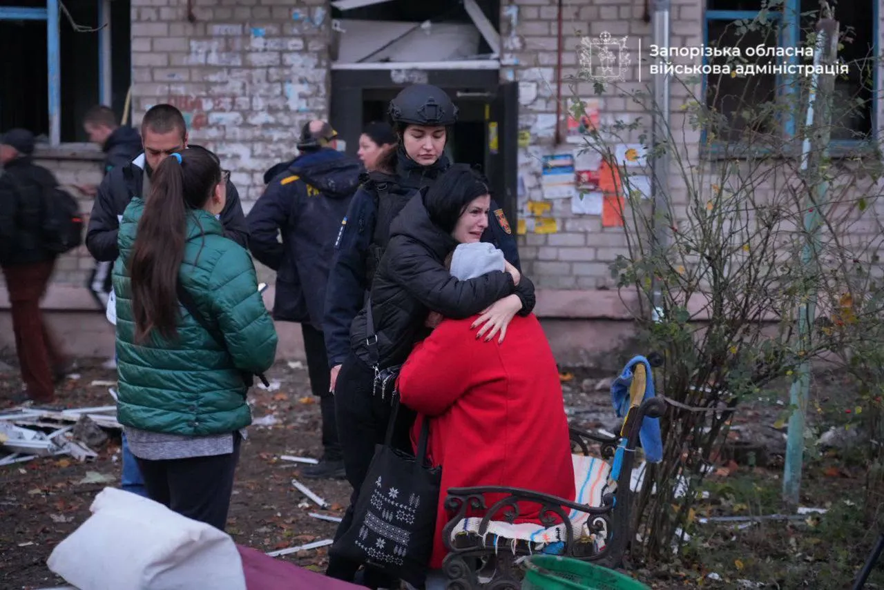 Запоріжжя було під масованим ударом РФ: є влучання у гуртожиток, постраждали більше 10 людей. Фото і відео