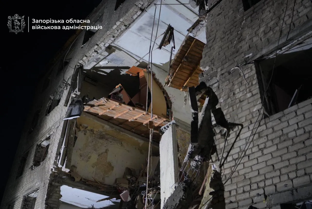 Запоріжжя було під масованим ударом РФ: є влучання у гуртожиток, постраждали більше 10 людей. Фото і відео