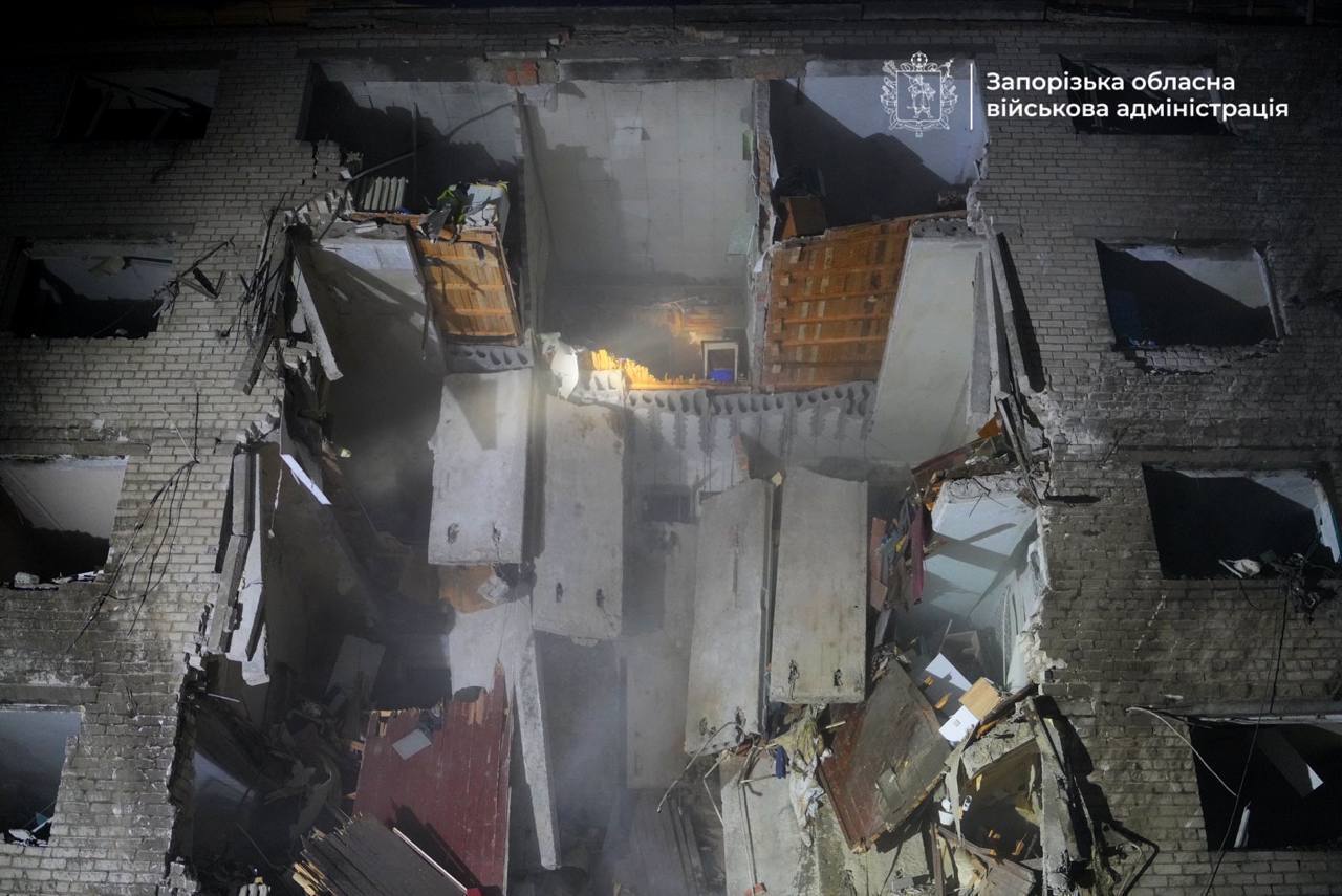Запорожье было под массированным ударом РФ: есть попадания в общежитие, пострадали более 10 человек. Фото и видео