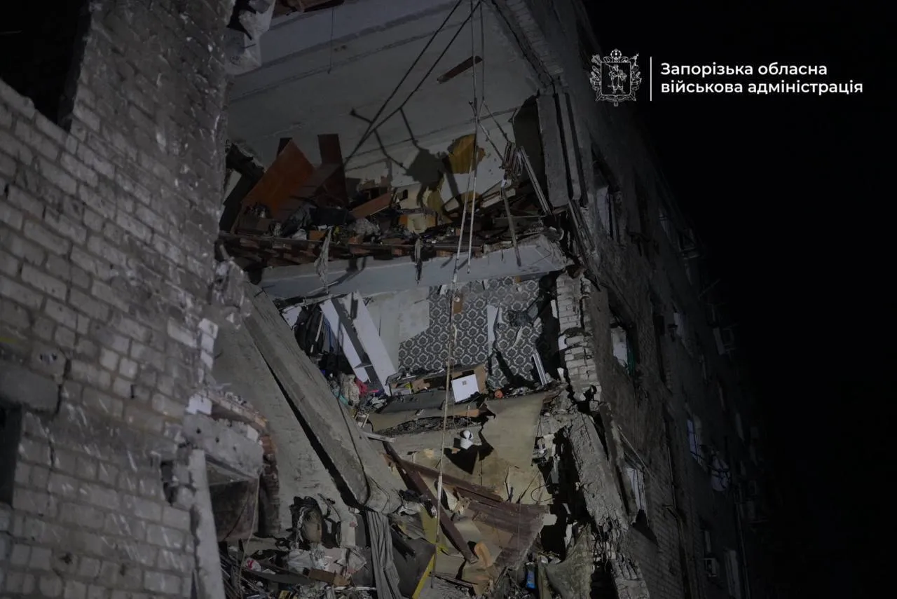 Запорожье было под массированным ударом РФ: есть попадания в общежитие, пострадали более 10 человек. Фото и видео