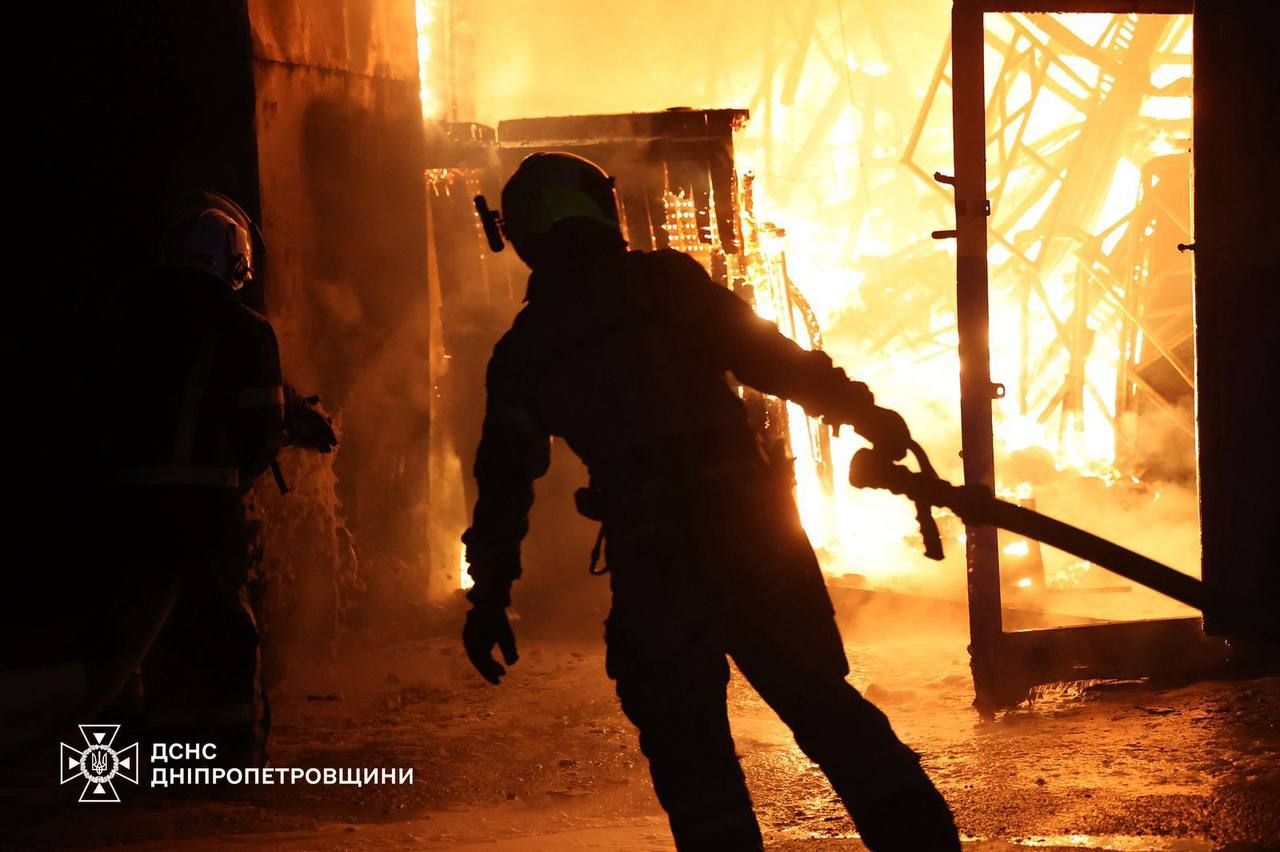 Large-scale fire: SES showed the consequences of the enemy attack on Dnipro dqxikeidqxiqhtant
