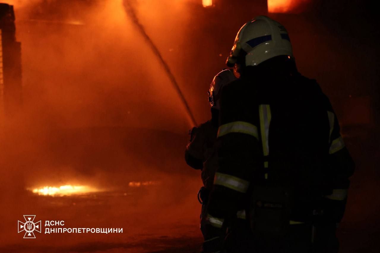Large-scale fire: SES showed the consequences of the enemy attack on Dnipro