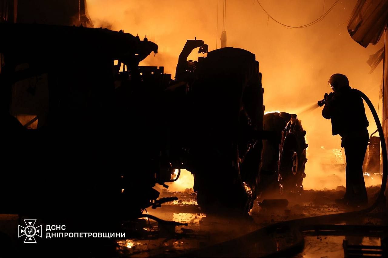 Large-scale fire: SES showed the consequences of the enemy attack on Dnipro