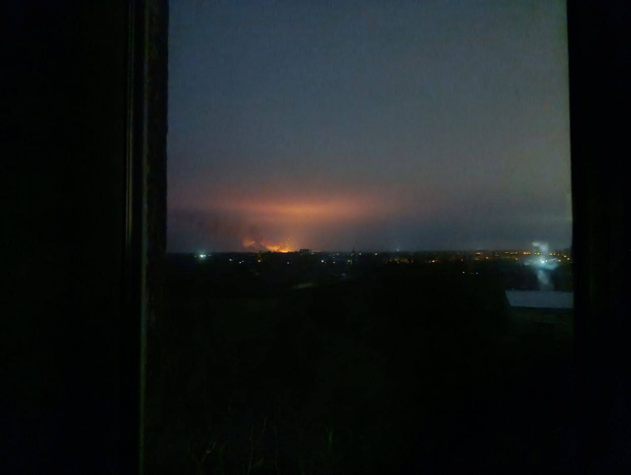 Численні вибухи та пожежа: в Донецьку уражено склад боєприпасів росіян (відео) dqxikeidqxidqrant