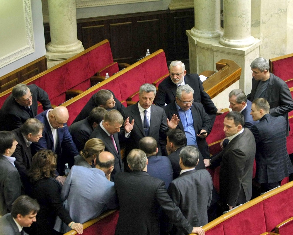 ЖЕСТЫ ЛИДЕРА: Юрий Бойко (стоит в центре) руководит фракцией Оппозиционного блока, действующей лояльно к нынешней власти dqxikeidqxidqrant