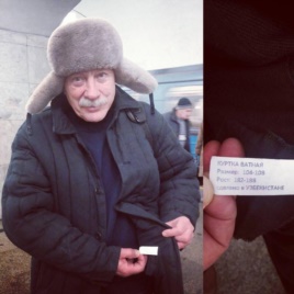 Примерка синего ватника, сделанного в Узбекистане