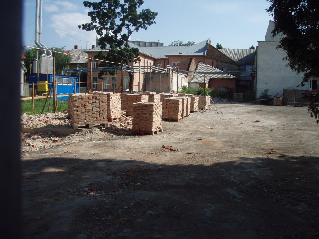 Сараї на цьому місці будівельники оперативно знесли. Фото з архіву автора