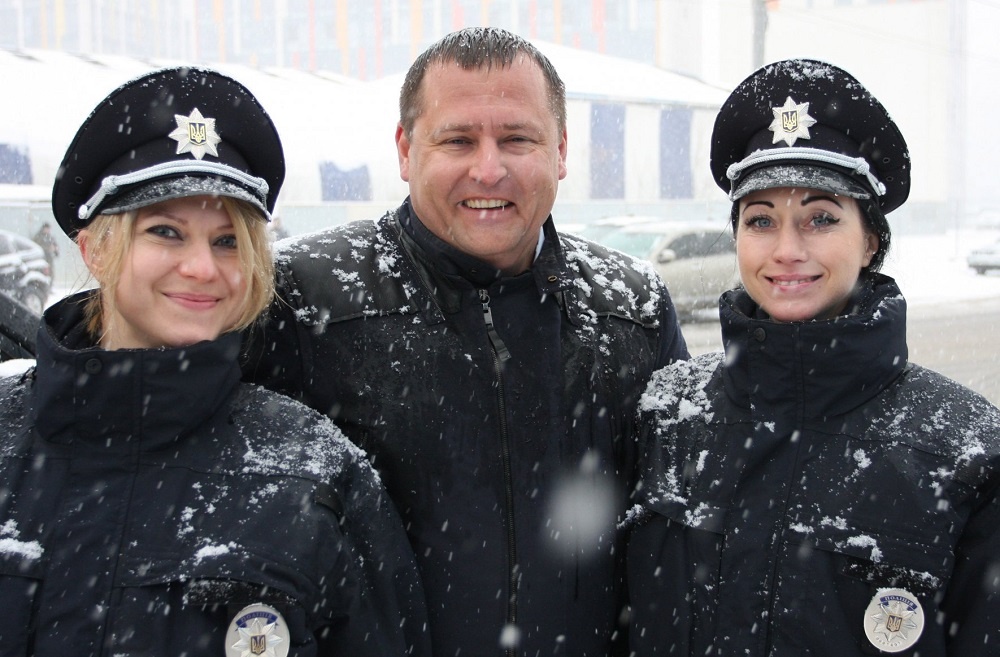 ЧЕРНЫМ ПО БЕЛОМУ: В первый день работы Днепропетровскую патрульную полицию от имени власти поздравил только местный мэр Борис Филатов, остальные не смогли приехать из-за сильного снегопада dqxikeidqxidqeant