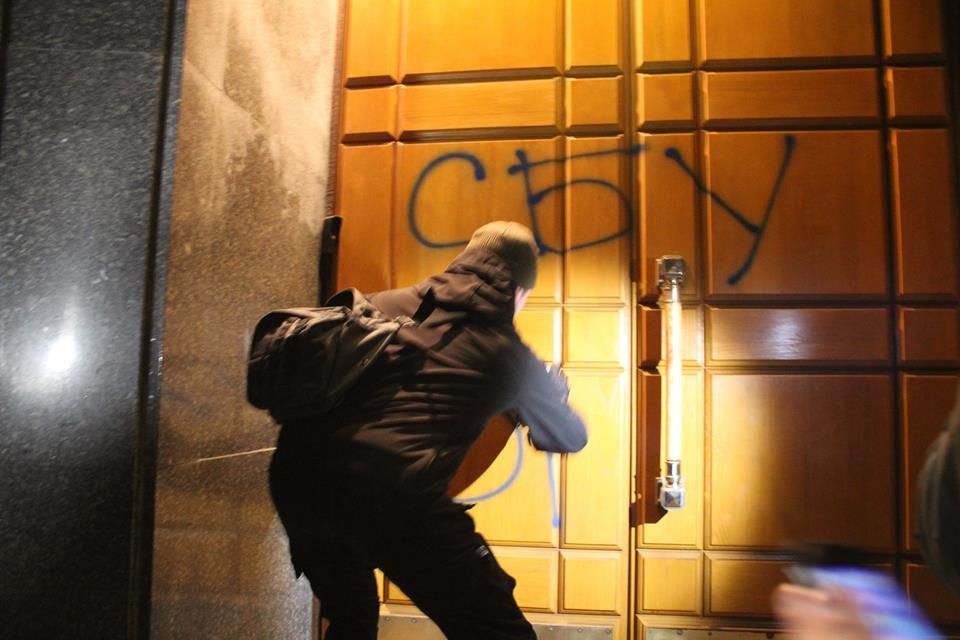 Ночью "Азов" пикетировал СБУ с файерами. Фоторепортаж / Гордон