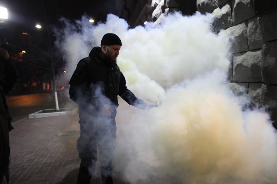 Ночью "Азов" пикетировал СБУ с файерами. Фоторепортаж / Гордон