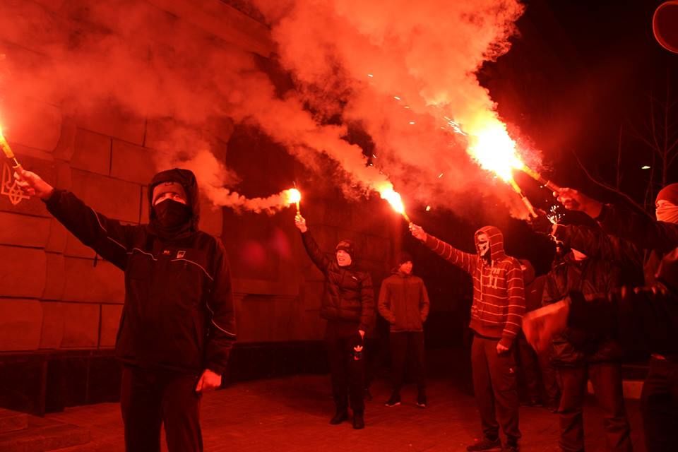 Ночью "Азов" пикетировал СБУ с файерами. Фоторепортаж / Гордон