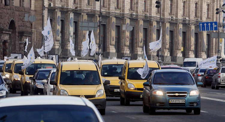 Киевские таксисты протестуют против Uber Фото: УНИАН
