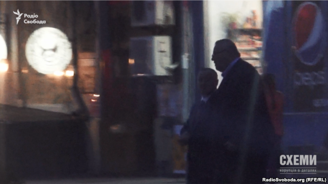 Депутати з групи «Відродження» Станіслав Березкін та Геннадій Бобов біля офісу олігарха