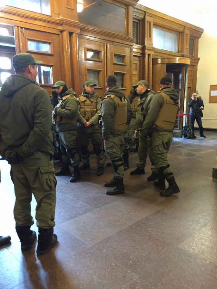 В здании Киевсовета появились люди в камуфляже: опубликовано фото (1) В здании Киевсовета появились люди в камуфляже: опубликовано фото (1) dqxikeidqxidqrant