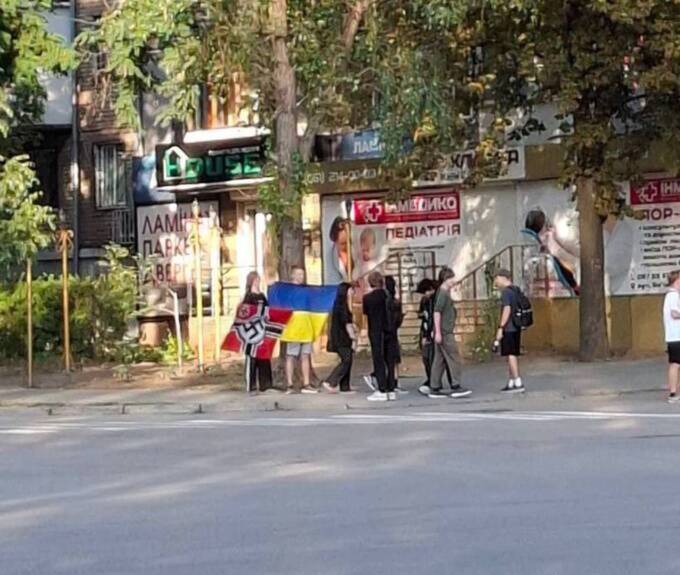 У Запоріжжі підлітки вивісили прапор Третього Рейха разом з українським dqxikeidqxiqrkant