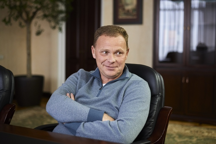 Елітна нерухомість, автопарк і подорожі: як Ігор Кушнір збагачується за рахунок «Київміськбуду»